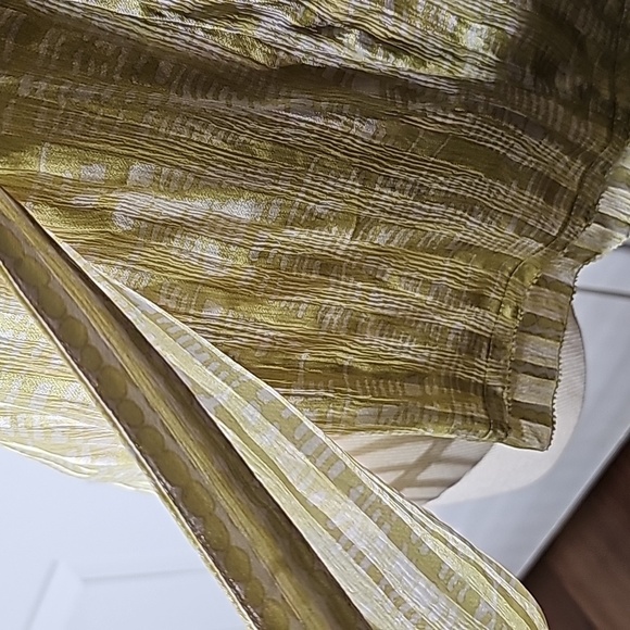 BCBG MAXAZRIA Women's wrap blouse with ruffle sleeves tie in back. Size XS. - Picture 4 of 8